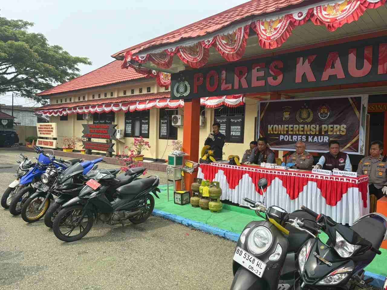 Polres Kaur Ungkap 5 Kasus Kriminal, 13 Paket Sabu Disita dan 8 Motor Knalpot Brong Ditindak Polres Kaur Ungkap 5 Kasus Kriminal, 13 Paket Sabu Disita dan 8 Motor Knalpot Brong Ditindak