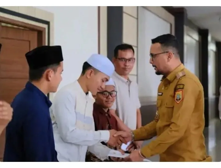 Bupati Labusel Serahkan Bantuan Pendidikan Baznas untuk 22 Mahasiswa, Dorong Generasi Muda Kejar Cita-Cita