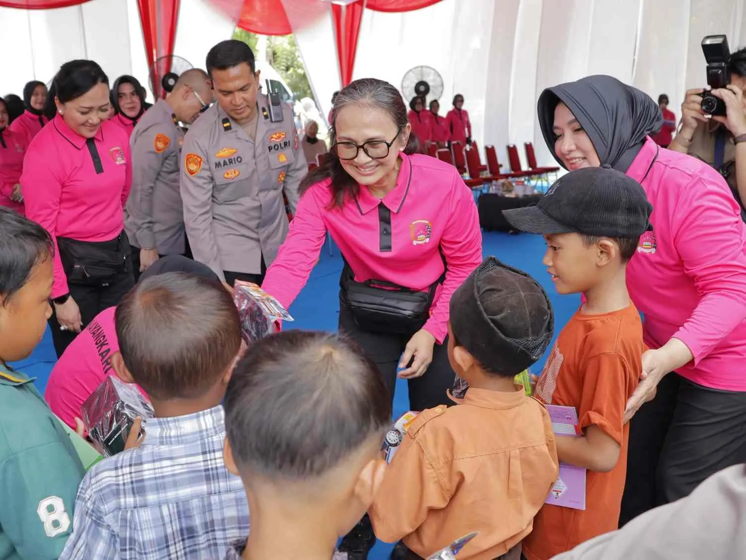 Kids Corner Bhayangkari Peduli Bikin Anak-anak Aceh Tamiang Ceria, Ada Badut hingga 200 Paket Camilan Kids Corner Bhayangkari Peduli Bikin Anak-anak Aceh Tamiang Ceria, Ada Badut hingga 200 Paket Camilan