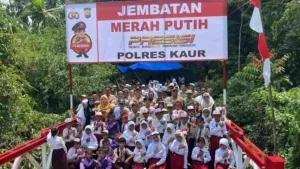 Jembatan Merah Putih Presisi, Polres Kaur, Kaur, Bengkulu, Desa Air Pahlawan, Kecamatan Nasal, AKBP Wiwin Syamsul Arifin, pembangunan jembatan, infrastruktur Kaur, akses warga, ekonomi masyarakat, pendidikan, TNI Polri, Pemerintah Kabupaten Kaur
