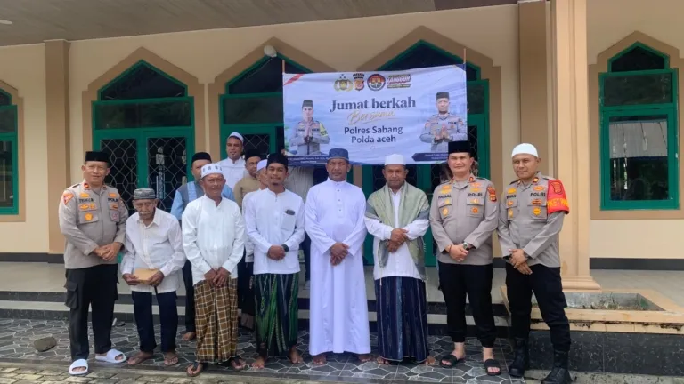Polres Sabang Berbagi di Jum’at Berkah, Bagikan Nasi Kotak dan Minuman kepada Masyarakat | News Publik.perss