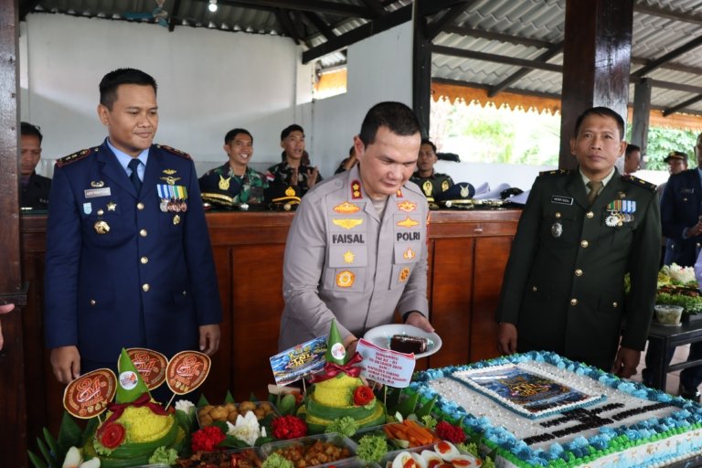 Kapolres Sabang Serahkan Nasi Tumpeng di HUT TNI ke-81, dan Perkuat Sinergitas Polri-TNI | News Publik.perss