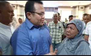 Di Tengah Padatnya Agenda, Wali Kota Sabang Luangkan Waktu Berbincang dengan Warga, Momen Hangat Terekam Kamera Pers | News Publik.perss