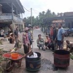 Desa Suku Tiga Bangun Jalan Rabat Beton, Warga Turun Tangan Kerja Swadaya