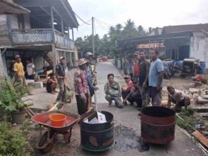 Desa Suku Tiga Bangun Jalan Rabat Beton, Warga Turun Tangan Kerja Swadaya
