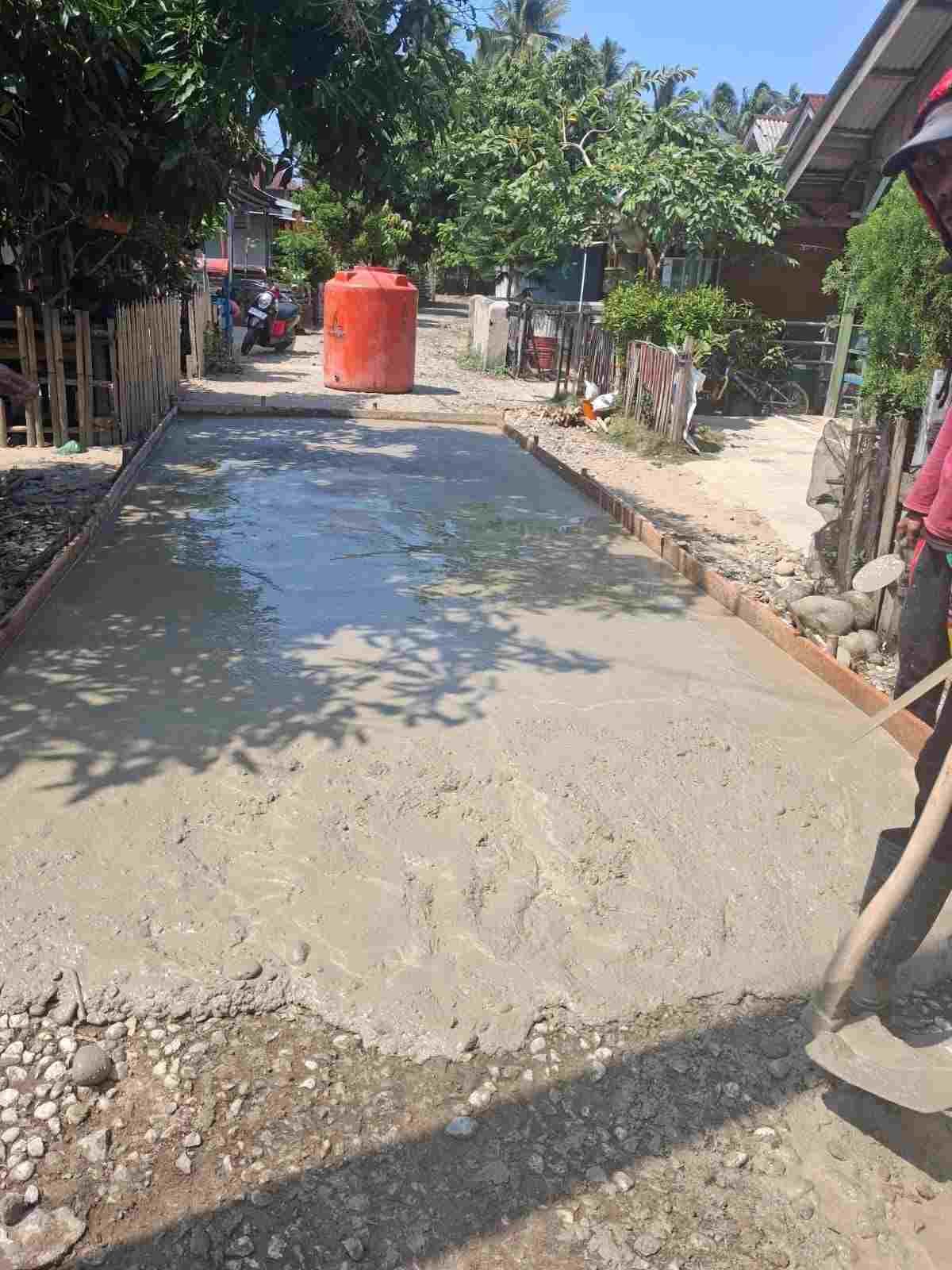 Desa Suku Tiga Bangun Jalan Rabat Beton, Warga Turun Tangan Kerja Swadaya Desa Suku Tiga Bangun Jalan Rabat Beton, Warga Turun Tangan Kerja Swadaya